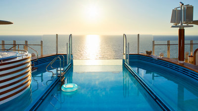 Infinity-Pool auf der AIDAcosma