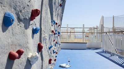 Kletterwand auf der AIDAcosma