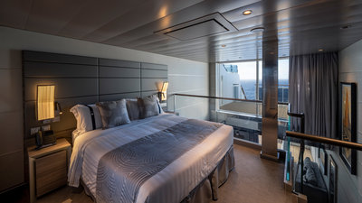 Schlafzimmer der Yacht Club Duplex Suite mit Whirlpool auf der World Europa