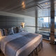Schlafzimmer der Yacht Club Duplex Suite mit Whirlpool auf der World Europa