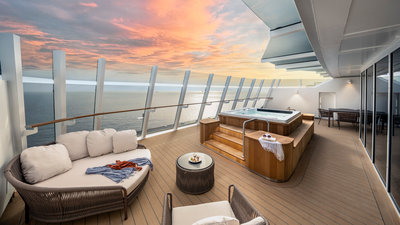 Terrasse der Yacht Club Owner's Suite auf der World Europa