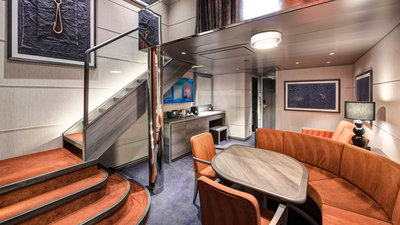 Wohnzimmer der Yacht Club Duplex Suite auf der Meraviglia