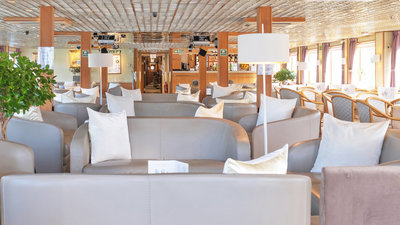 Der Salon mit Bar