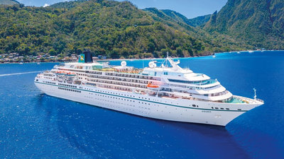 Die MS Amadea vor Traumkulisse