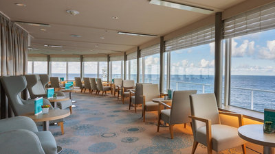 Die Panorama-Lounge an Bord der MS Amada