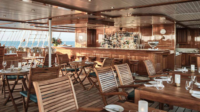 Lidobar mit Bistro auf dem Lidodeck